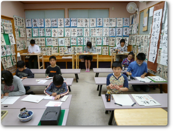 池田西教室では４歳の幼児も毛筆を学習しています。集中力を高めるなら毛筆学習をお勧めします